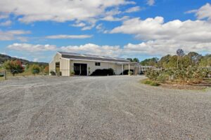 The 412 metre steel stable complex has a six metre wide brushed concrete breezeway.